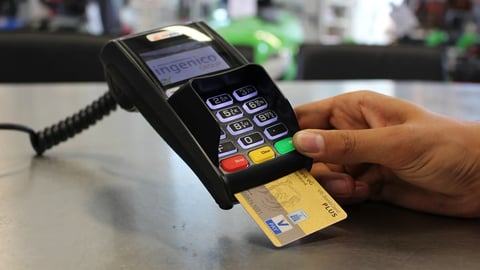 Pagamento por aproximação no restaurante: como funciona